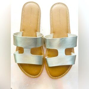 Amazon Essentials Women's Flat Banded Gold Sandal- Size 7